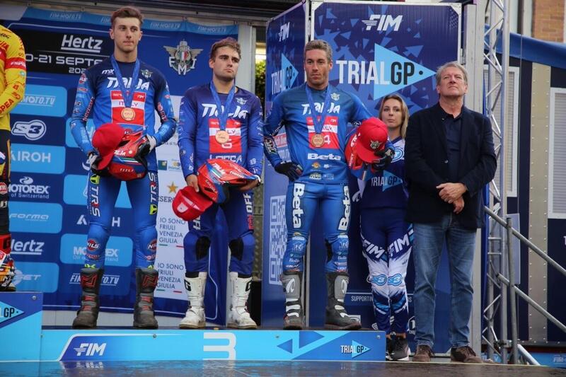 La squadra maschile sul podio a Tolmezzo. Da sinistra: Lorenzo Gandola (Beta), Francesco Titli (TRRS),Grattarola (Beta) e il Presidente Copioli