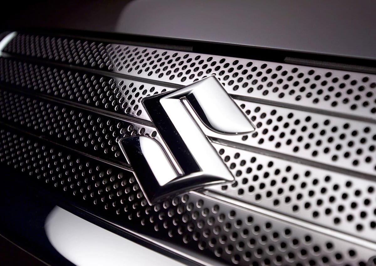 Suzuki cambia logo dopo 22 anni: addio cromo, benvenuto argento per salvare il pianeta