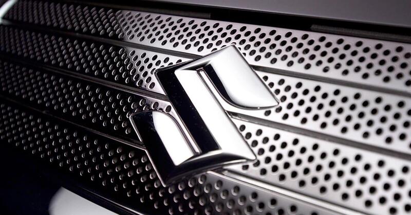 Suzuki cambia logo dopo 22 anni: addio cromo, benvenuto argento per salvare il pianeta
