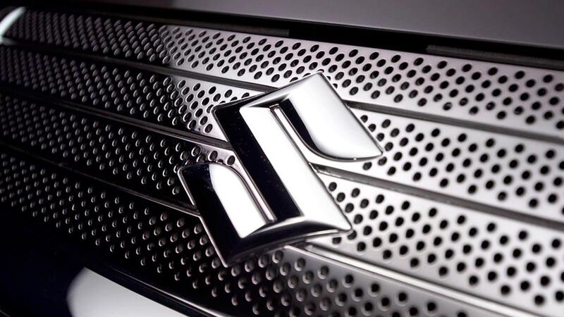 Suzuki cambia logo dopo 22 anni: addio cromo, benvenuto argento per salvare il pianeta