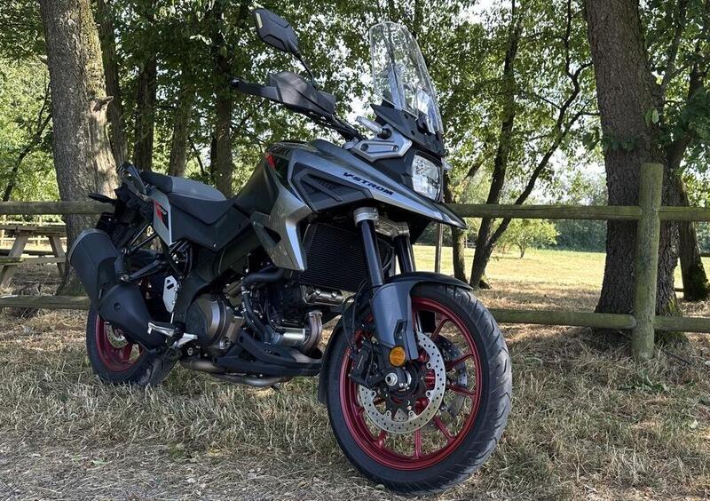 Suzuki V-Strom 1050 SE: tutto quello che c&#039;&egrave; da sapere. La VIDEOSCHEDA TECNICA