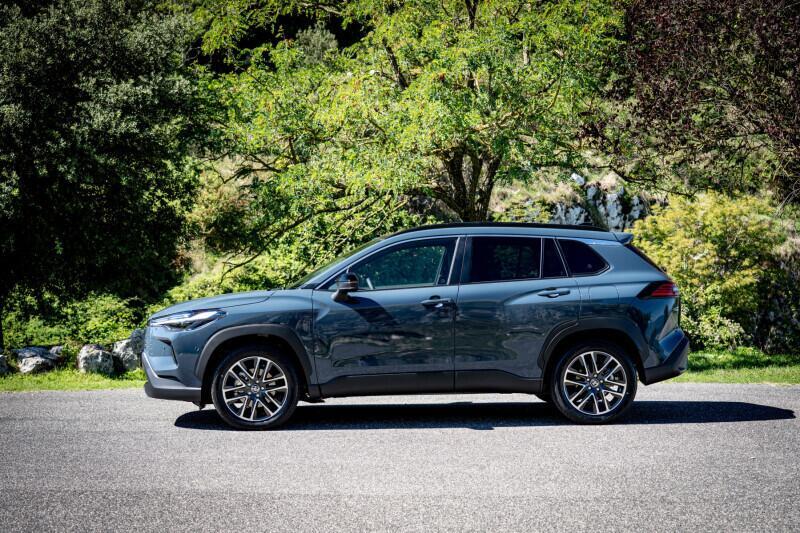 Toyota Corolla Cross: il nuovo SUV ibrido che tutti vorranno nel 2026 [VIDEO]