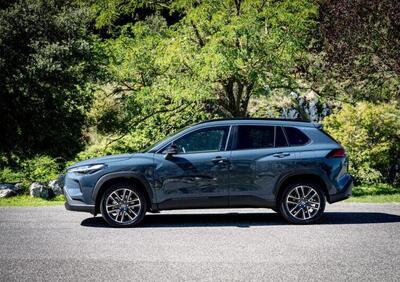 Toyota Corolla Cross: il nuovo SUV ibrido che tutti vorranno nel 2026 [VIDEO]