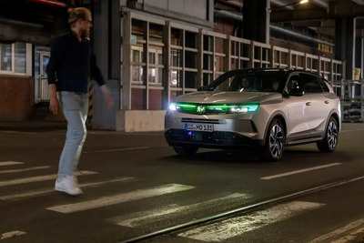 Opel Grandland diventa un semaforo vivente: la nuova comunicazione luminosa per auto autonome