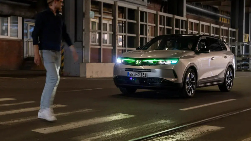 Opel Grandland diventa un semaforo vivente: la nuova comunicazione luminosa per auto autonome