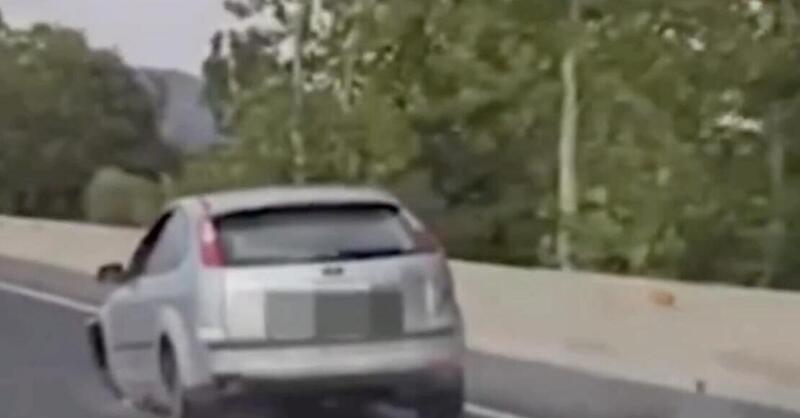 Sciame di scintille a Maiorca: donna ubriaca guida una Ford Focus senza due ruote per 14 km
