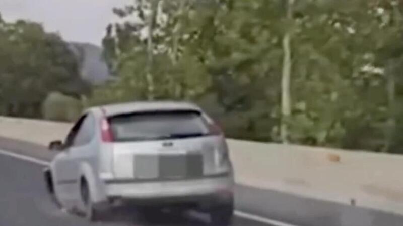 Sciame di scintille a Maiorca: donna ubriaca guida una Ford Focus senza due ruote per 14 km