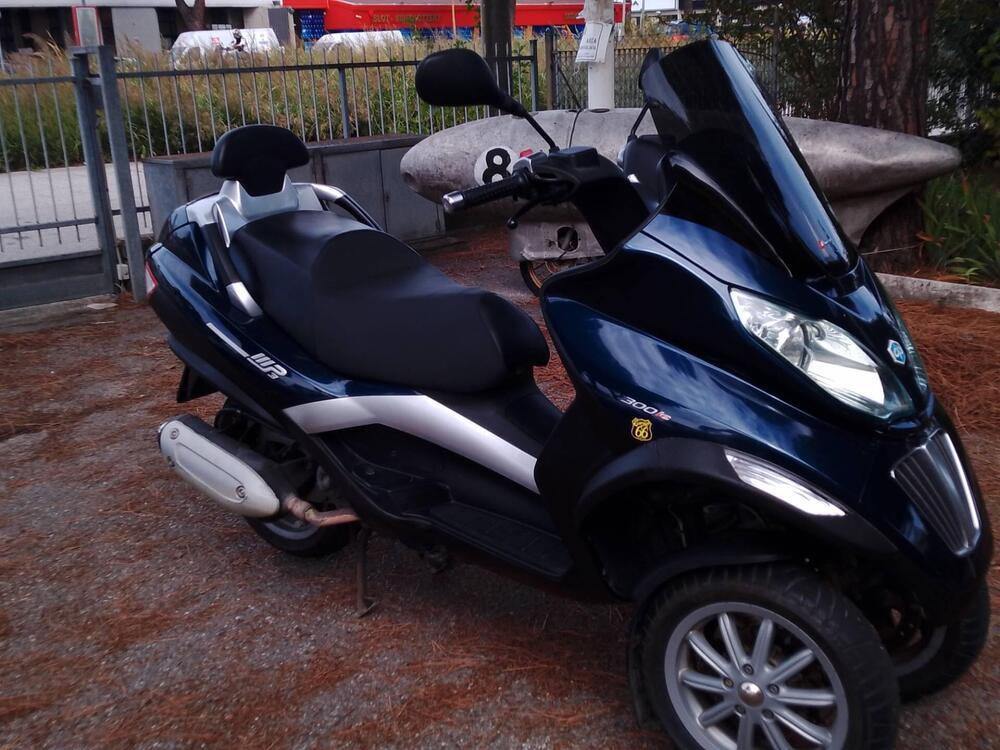 Piaggio MP3 300 (2010 - 11) (4)