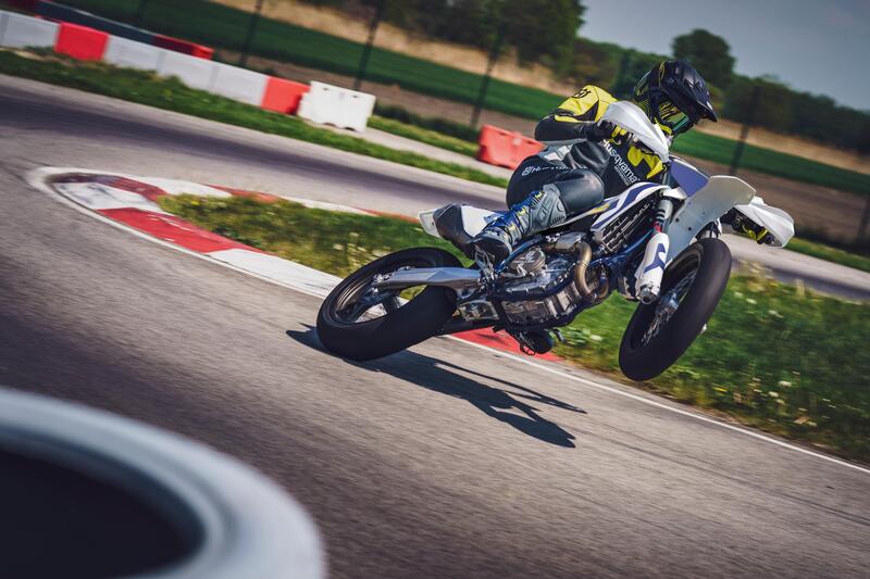 Nuova Husqvarna FS 450 2026: la supermotard si aggiorna. Ecco come [GALLERY]