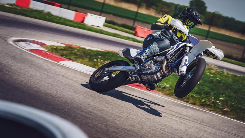 Nuova Husqvarna FS 450 2026: la supermotard si aggiorna. Ecco come [GALLERY]