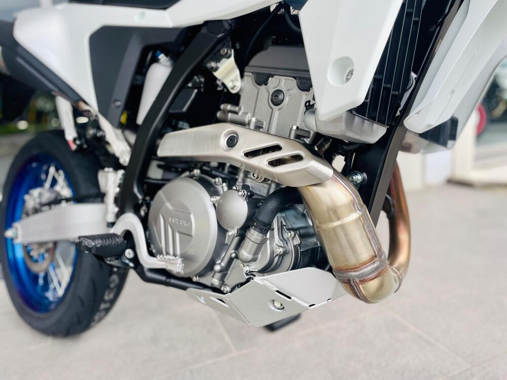 Suzuki DR-Z4SM (2025) (7)