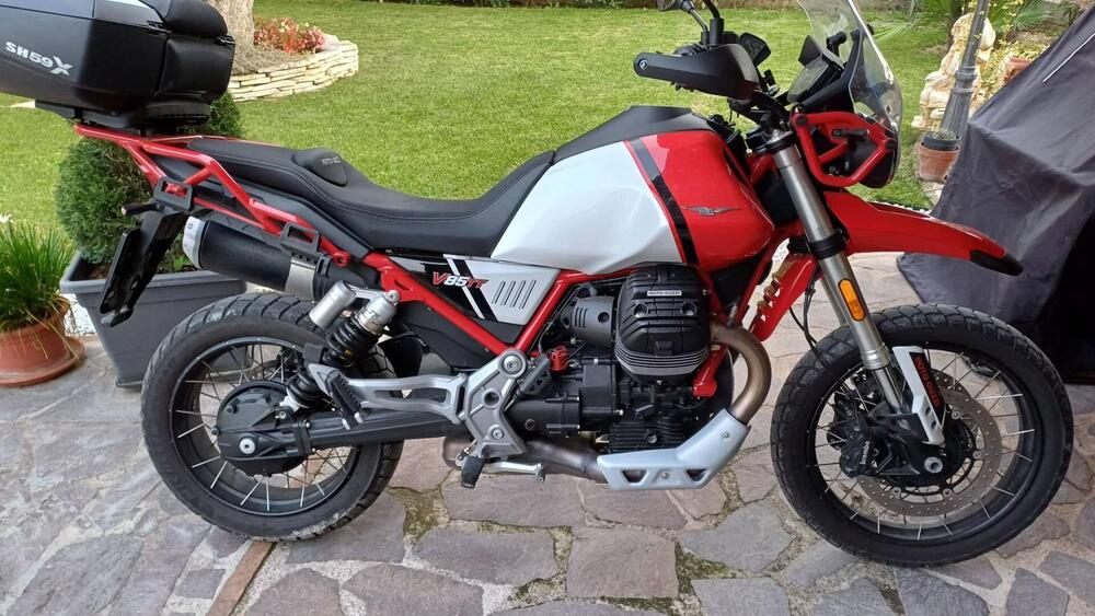 Moto Guzzi V85 TT Evocative Graphics (2021 - 23) (2)