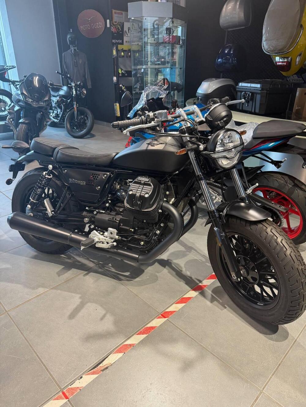 Moto Guzzi V9 Bobber (2021 - 25)