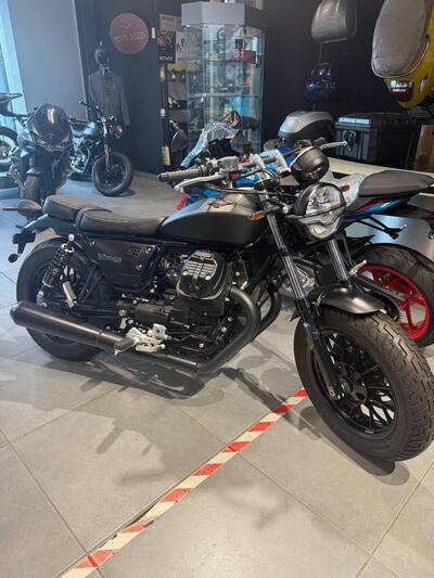 Moto Guzzi V9 Bobber (2021 - 25) nuova