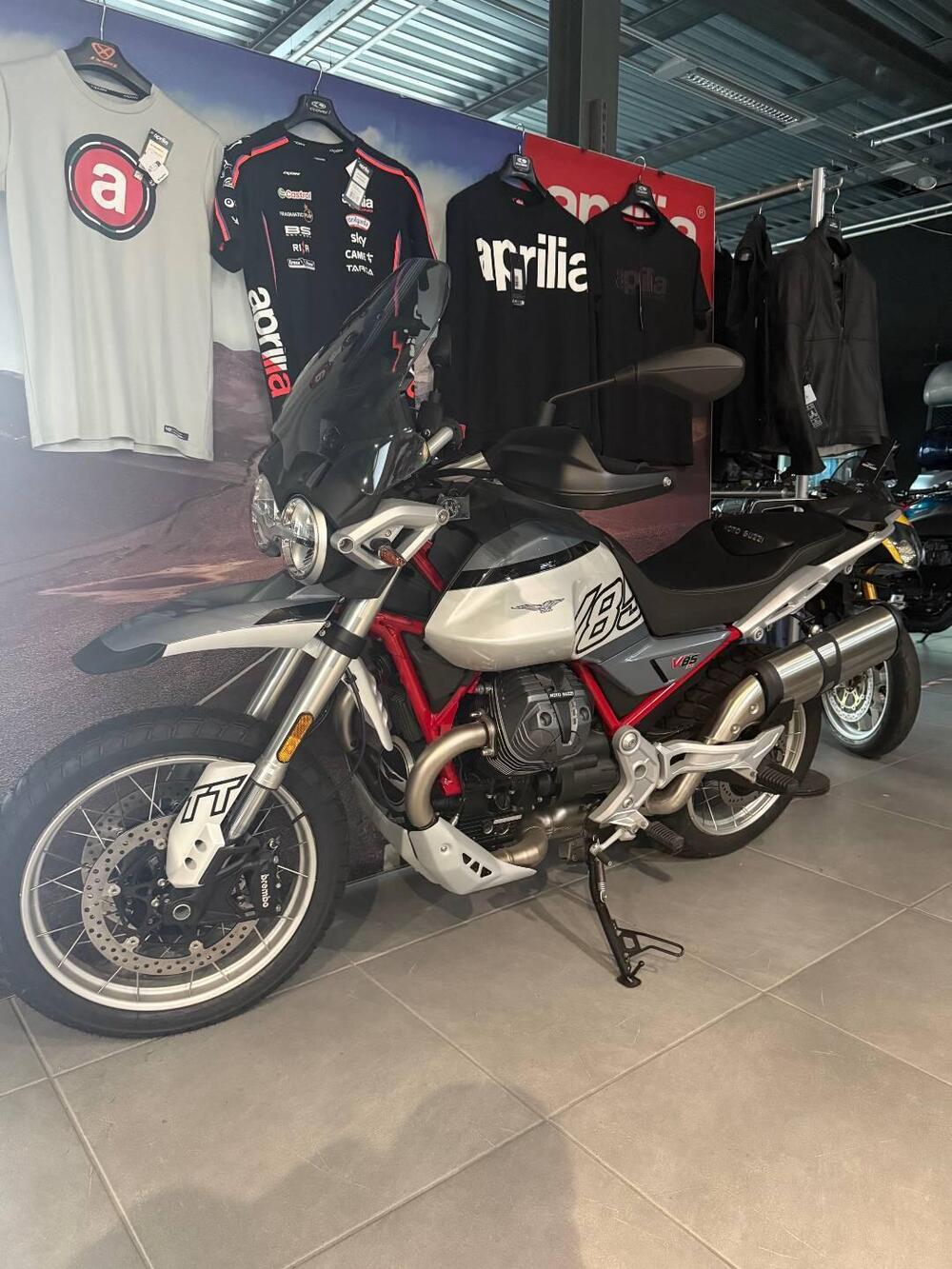 Moto Guzzi V85 TT (2024 - 26) (4)