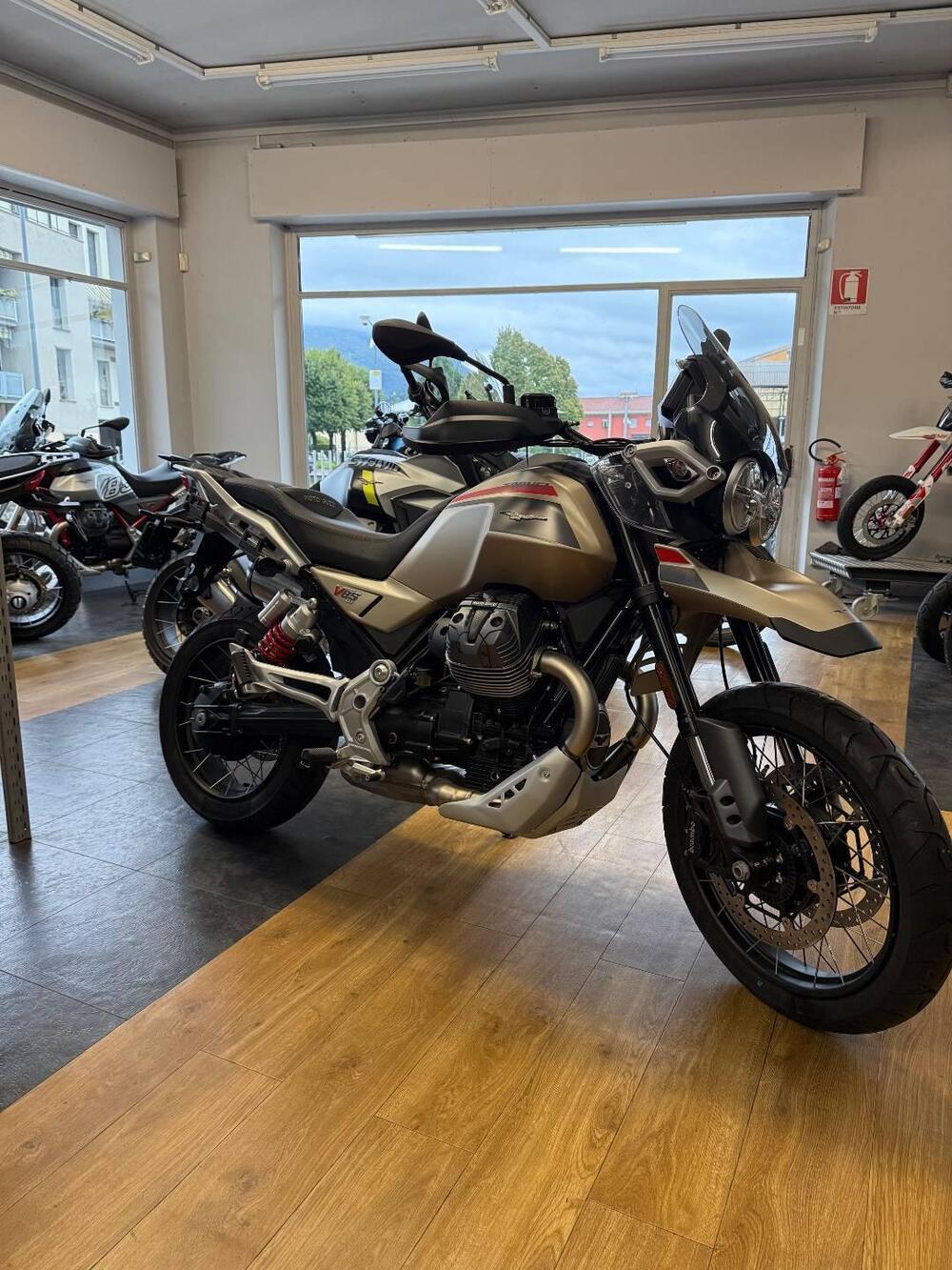 Moto Guzzi V85 TT Travel (2024 - 26) (2)