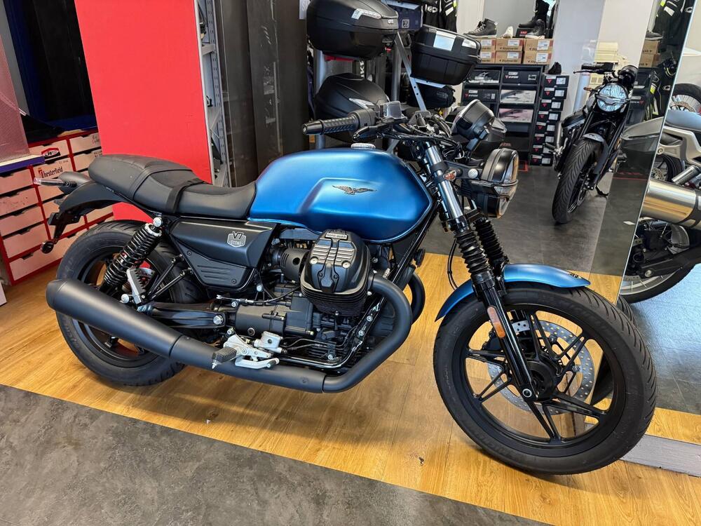 Moto Guzzi V7 Stone (2025 - 26)