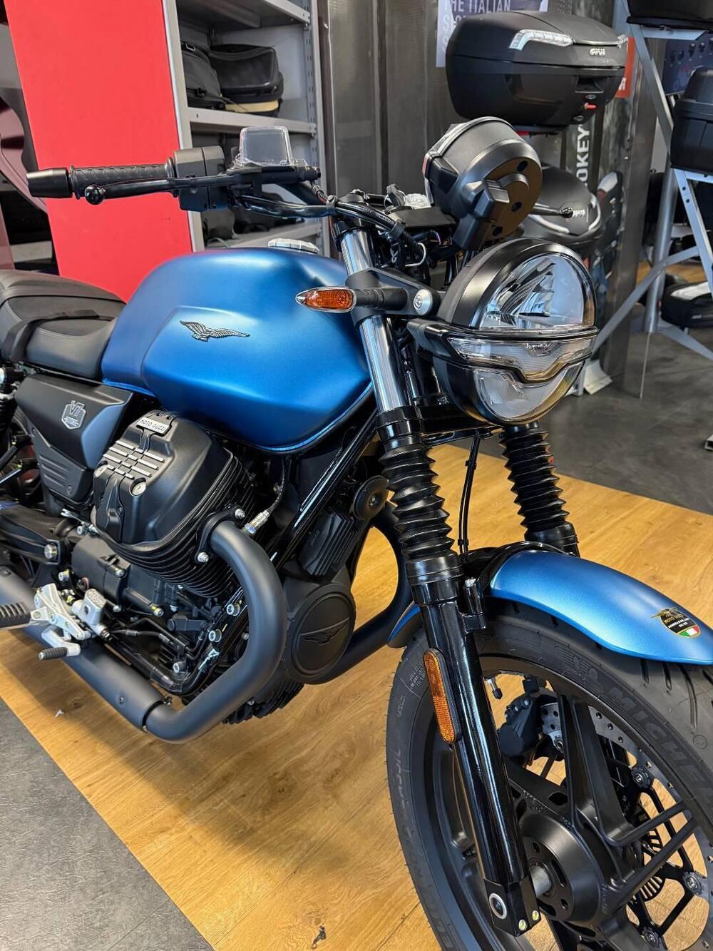 Moto Guzzi V7 Stone (2025 - 26) (2)