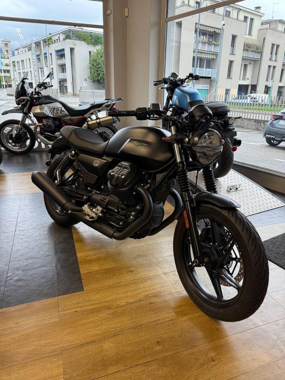Moto Guzzi V7 Stone (2025 - 26) (4)