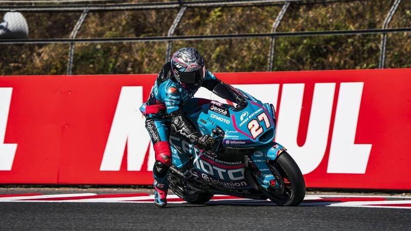 MotoGP 2025. GP del Giappone. Moto2: vittoria di Dani Holgado! Sesto Tony Arbolino, dolorante per l&#039;operazione al braccio destro 