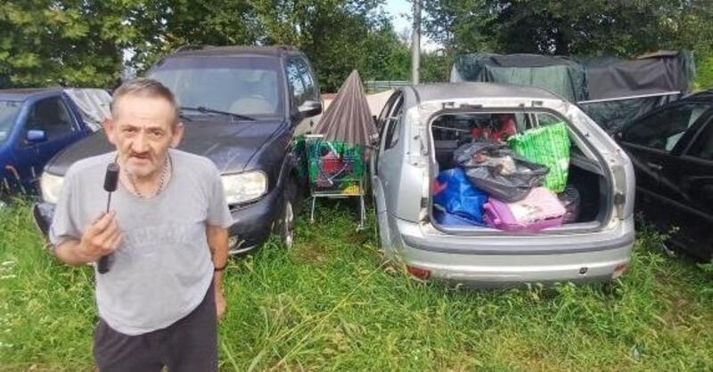 Vive in un&rsquo;auto (scassata) da 25 anni, ma non se ne vuole andare. L&rsquo;incredibile storia di un&#039;uomo e la sua casa a quattro ruote