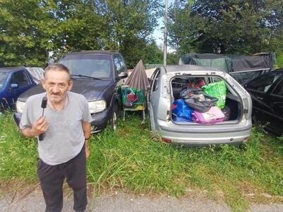 Vive in un&rsquo;auto (scassata) da 25 anni, ma non se ne vuole andare. L&rsquo;incredibile storia di un&#039;uomo e la sua casa a quattro ruote