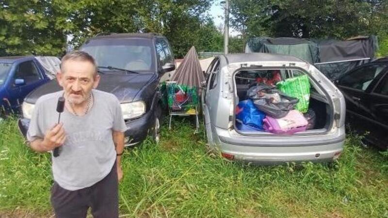 Vive in un&rsquo;auto (scassata) da 25 anni, ma non se ne vuole andare. L&rsquo;incredibile storia di un&#039;uomo e la sua casa a quattro ruote