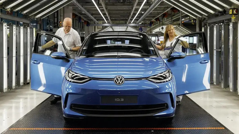 Volkswagen blocca la produzione: le auto elettriche non si vendono pi&ugrave;