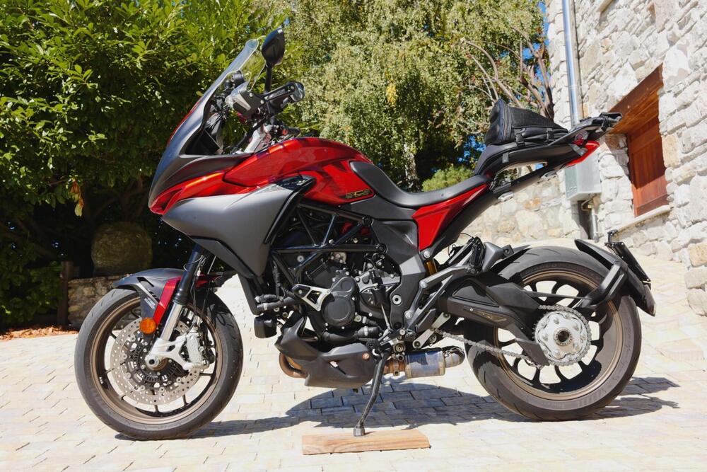 MV Agusta Turismo Veloce 800 Lusso SCS (2021 - 25) (2)