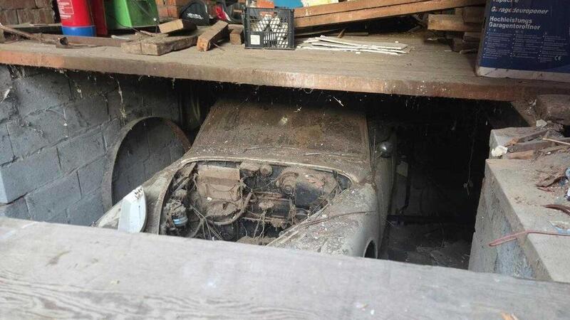 Insolita scoperta in Belgio: una Jaguar nascosta sotto il pavimento di una friggitoria
