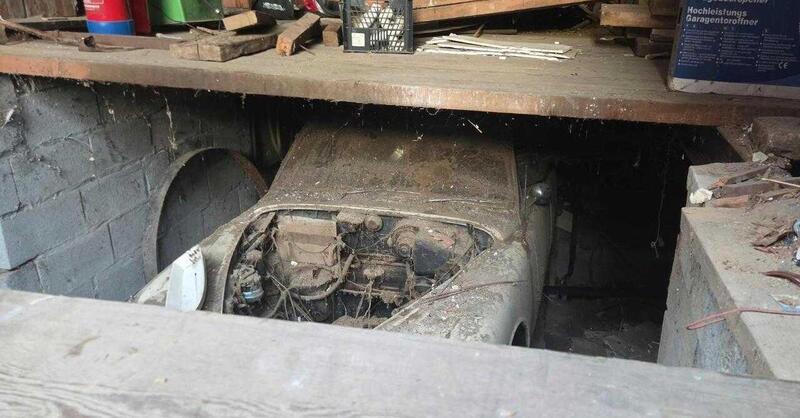 Insolita scoperta in Belgio: una Jaguar nascosta sotto il pavimento di una friggitoria