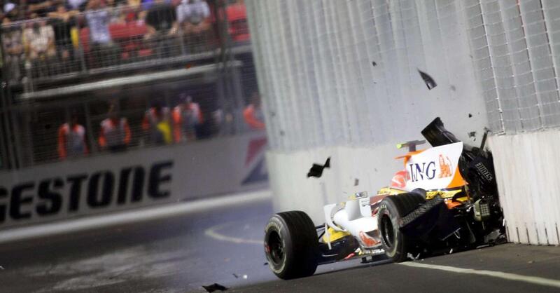 F1. Dal famigerato Crashgate fino alla vittoria di Sainz nel giorno no di Verstappen, 5 momenti iconici del Gran Premio di Singapore