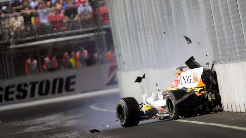 F1. Dal famigerato Crashgate fino alla vittoria di Sainz nel giorno no di Verstappen, 5 momenti iconici del Gran Premio di Singapore
