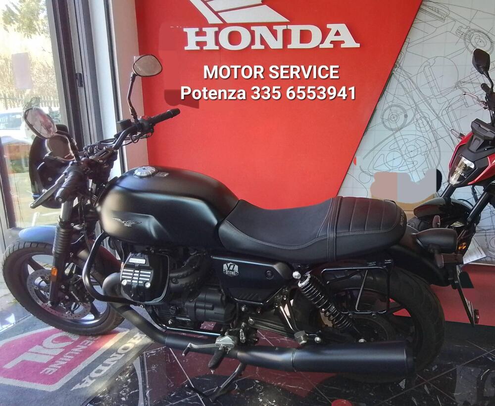 Moto Guzzi V7 Stone (2021 - 24)