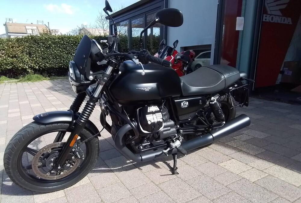 Moto Guzzi V7 Stone (2021 - 24) (6)