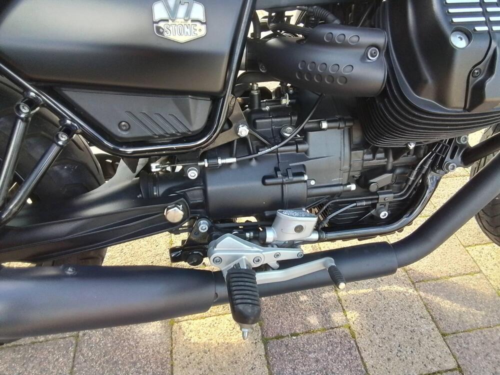 Moto Guzzi V7 Stone (2021 - 24) (8)