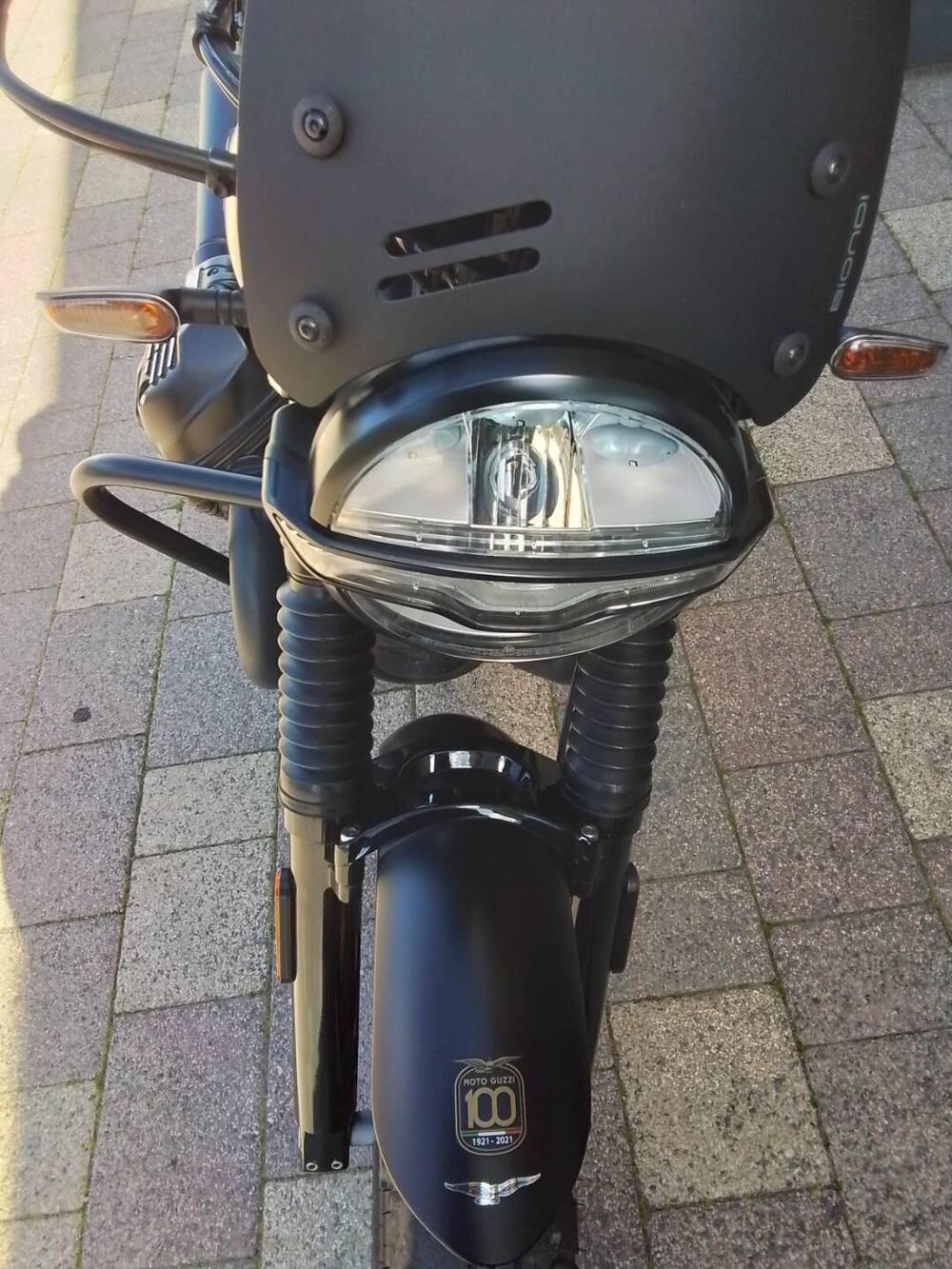 Moto Guzzi V7 Stone (2021 - 24) (9)