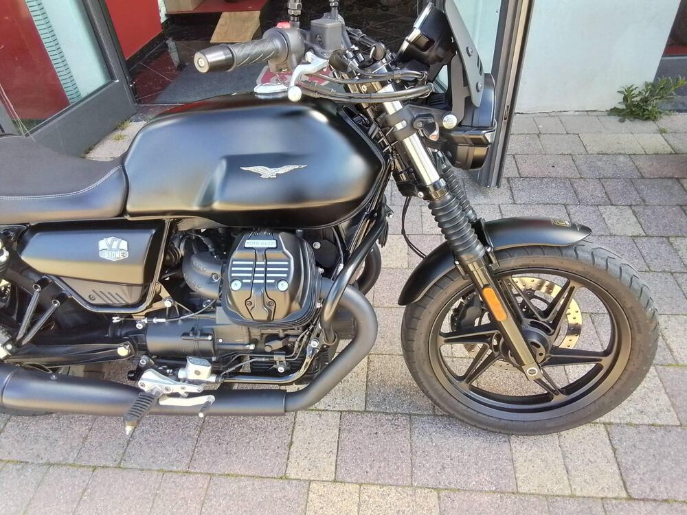 Moto Guzzi V7 Stone (2021 - 24) (10)
