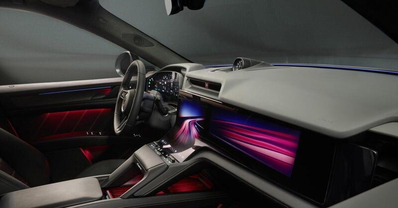Porsche Cayenne elettrico 2025: interni rivoluzionari con il display pi&ugrave; grande di sempre