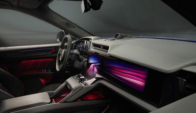 Porsche Cayenne elettrico 2025: interni rivoluzionari con il display pi&ugrave; grande di sempre