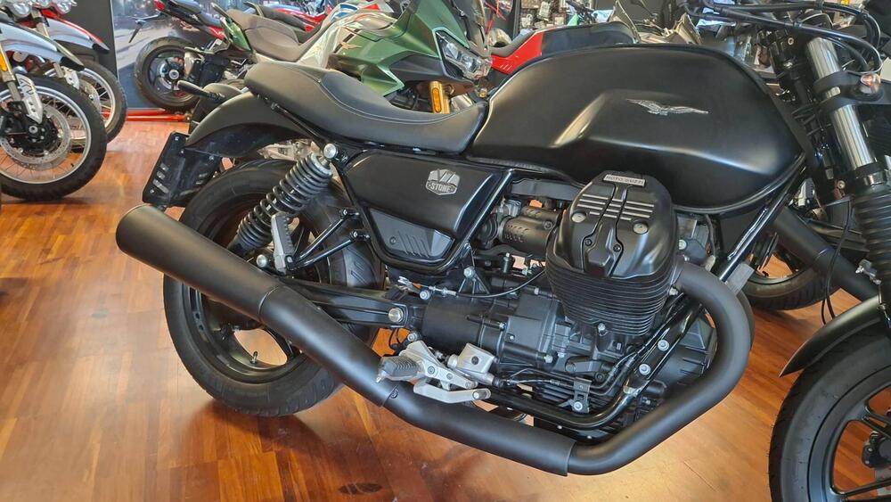 Moto Guzzi V7 Stone (2021 - 24) (2)