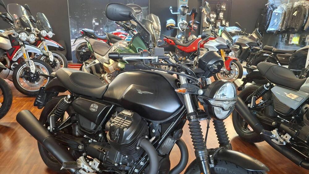 Moto Guzzi V7 Stone (2021 - 24) (3)