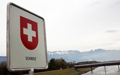 Svizzera, dal 2030 tasse anche per le auto elettriche: due ipotesi sul tavolo