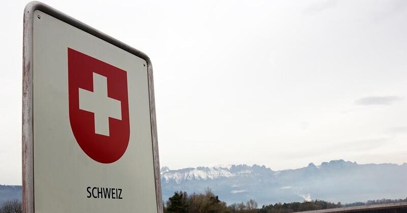 Svizzera, dal 2030 tasse anche per le auto elettriche: due ipotesi sul tavolo