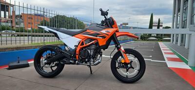 KTM 125 SMC R (2025) nuova