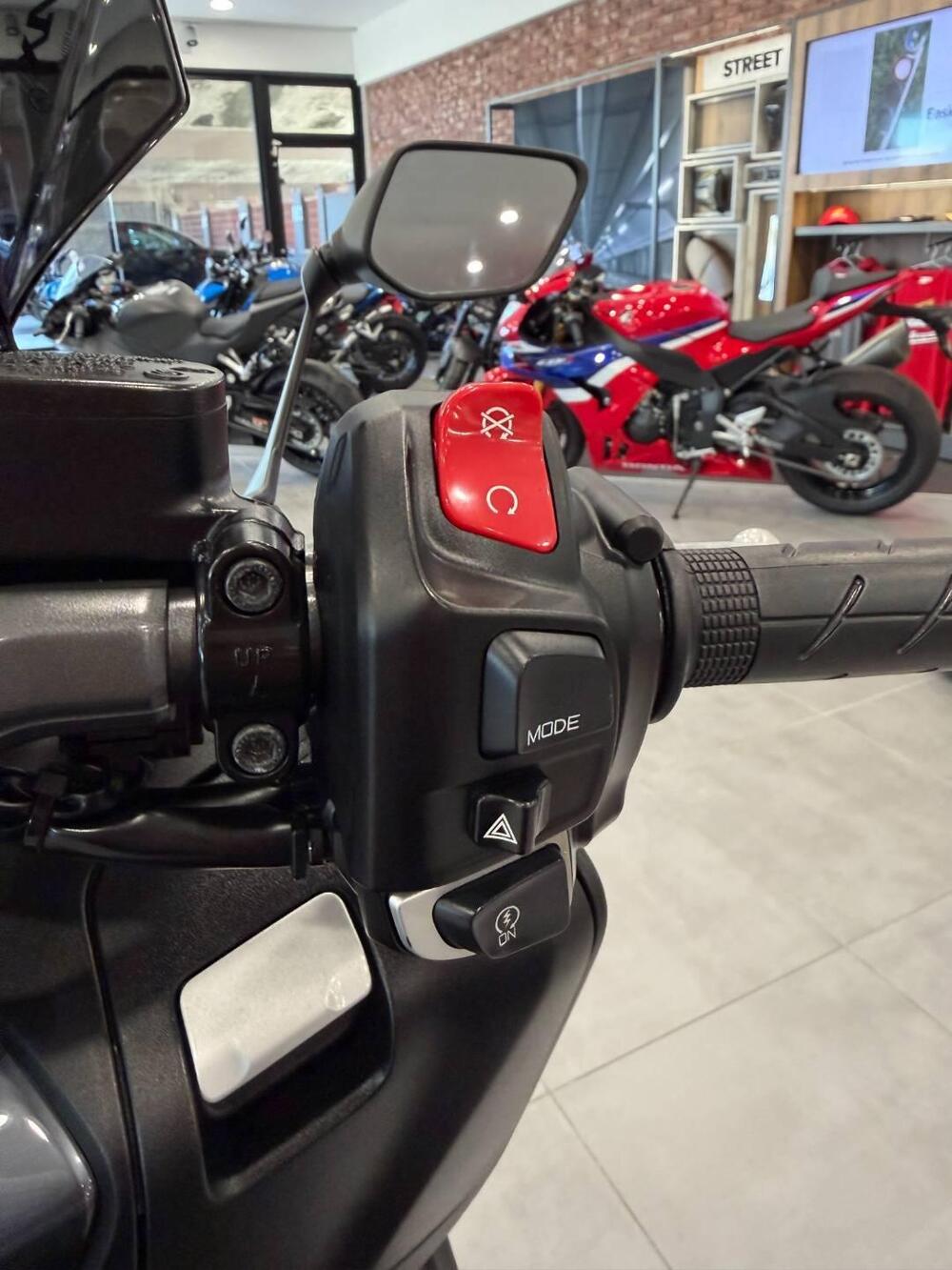 Yamaha T-Max 560 Tech Max (2022 - 24) (12)