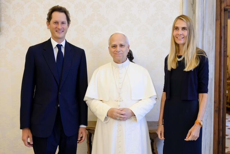John Elkann e la moglie Lavinia Borromeo in udienza con Papa Leone XIV
