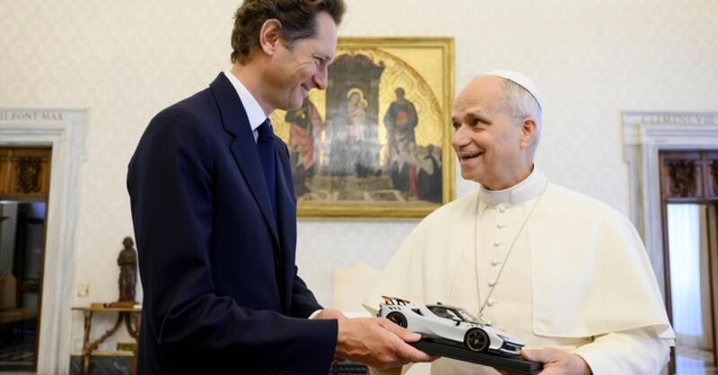 John Elkann in Vaticano: regala una Ferrari al Papa Leone XIV