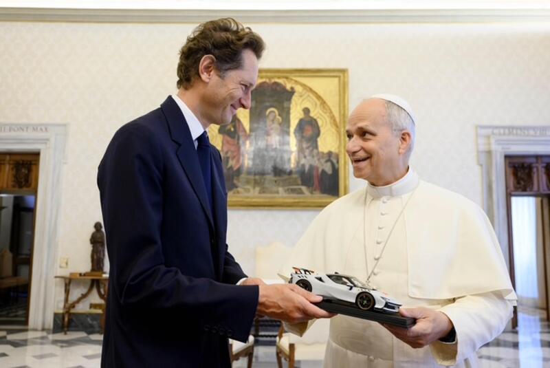 John Elkann in Vaticano: regala una Ferrari al Papa Leone XIV