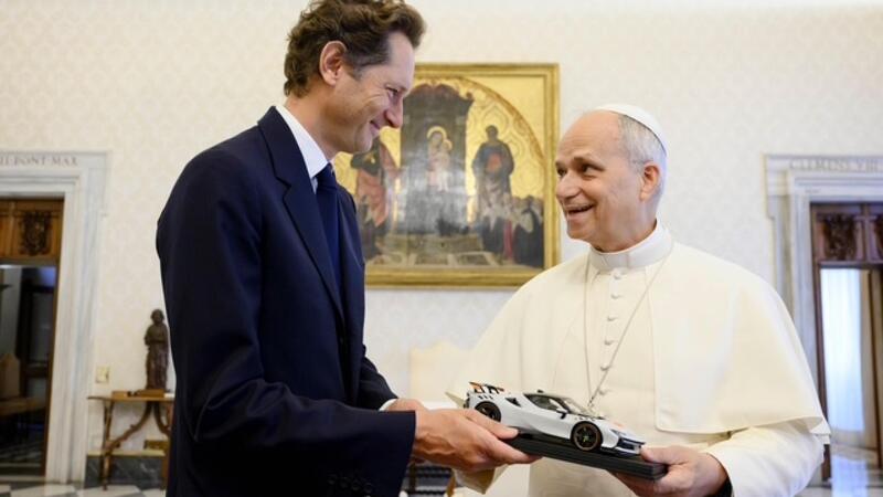 John Elkann in Vaticano: regala una Ferrari al Papa Leone XIV